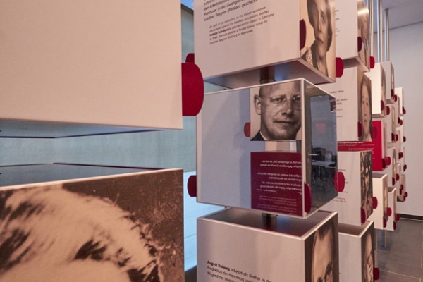 Drehwürfel: Portrait, Kurzbiographie und Zitat stellen jeweils eine Person vor