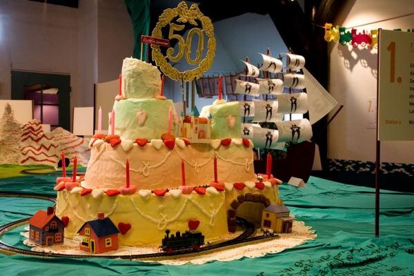 Jim Knopfs Geburtstagstisch mit Torte | Foto: © Kerstin Behrendt, Hamburg