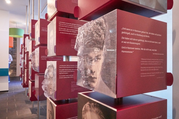 Einzelne Portraits sind taktil erfahrbar