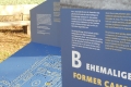 Der Hinweis auf das ehemalige Lagergelände mit historischer Luftaufnahme und der perforierten Reliefkarte